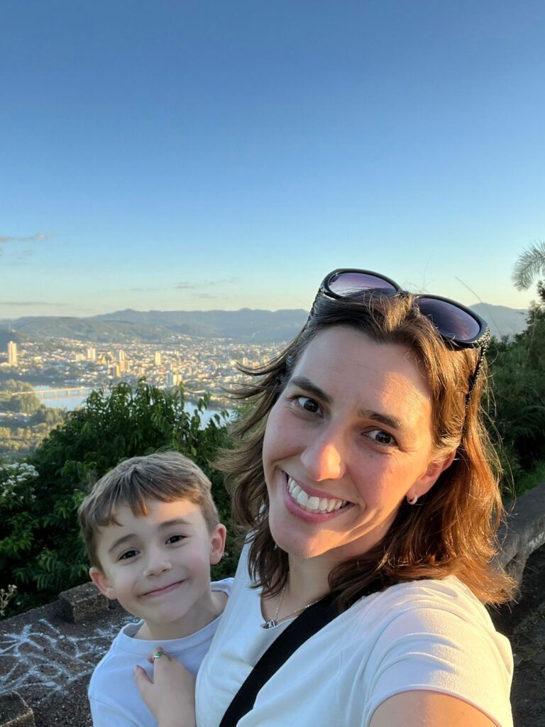 Selfie mãe e filho com vista de cidade
