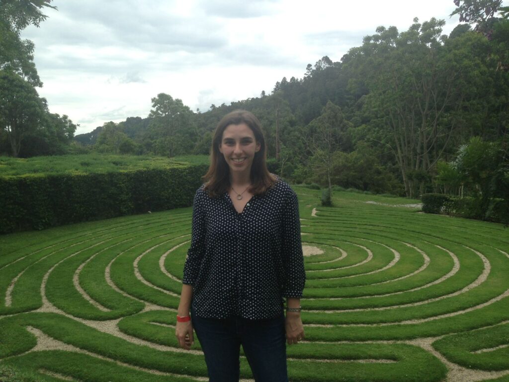 mulher em frente a labirinto verde