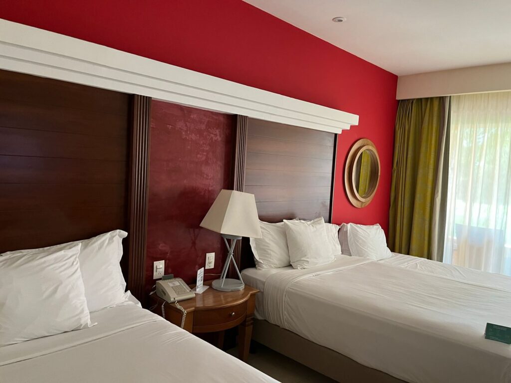 duas camas de quarto de hotel