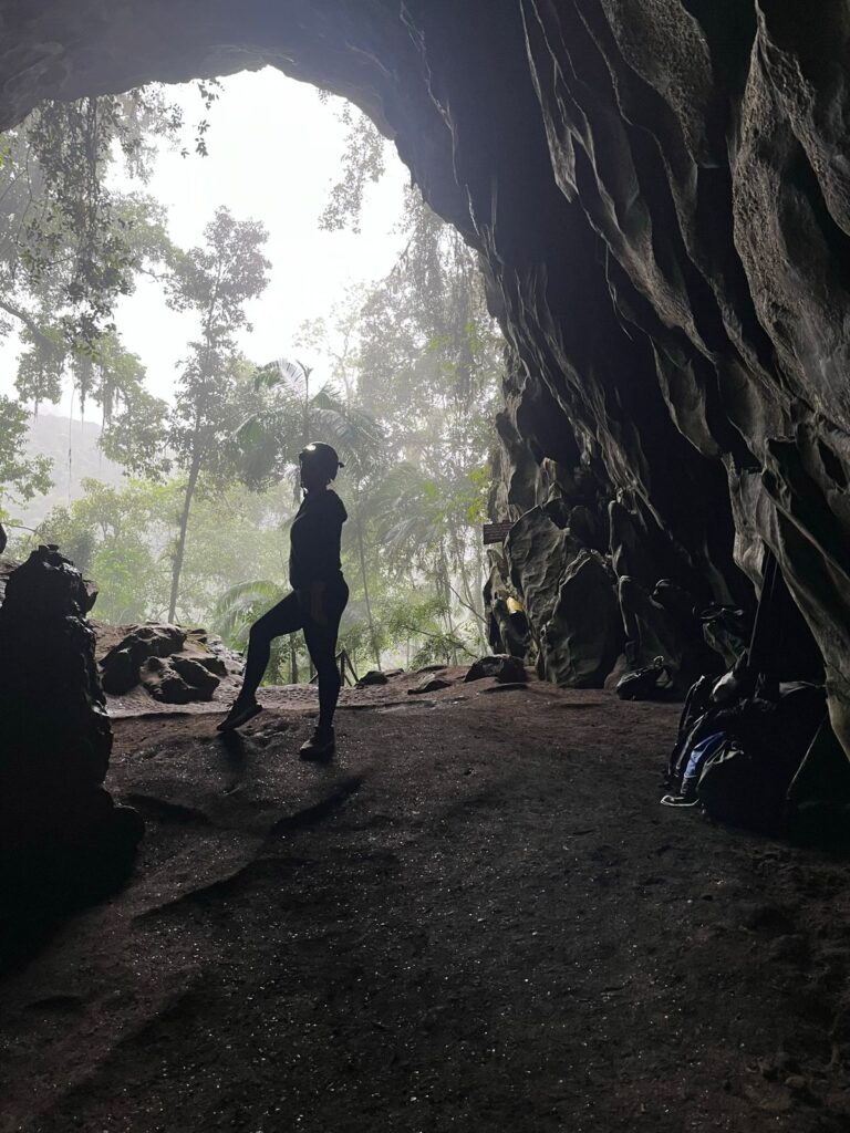 sombra de mulher em entrada de caverna