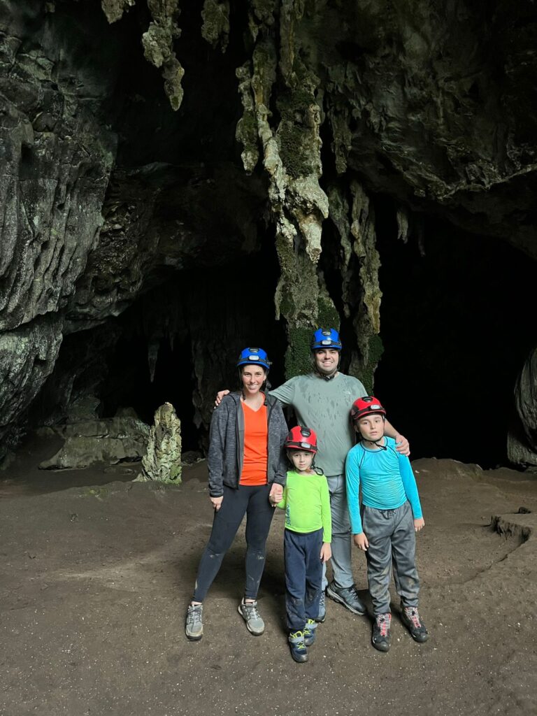 familia em frente a entrada de caverna