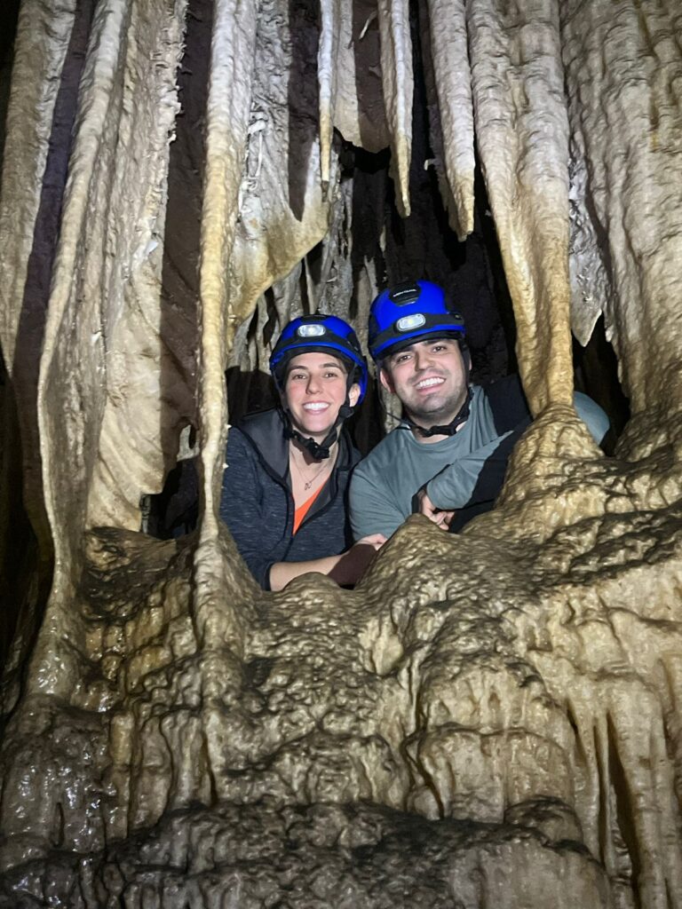 homem e mulher atrás de formação de caverna