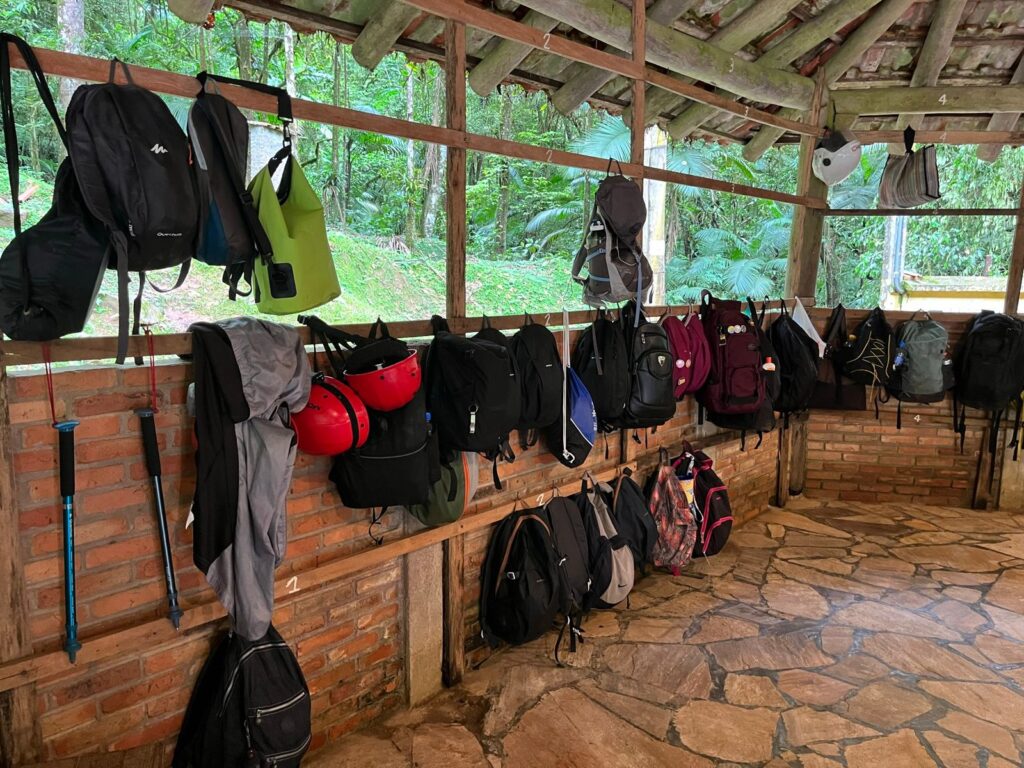 espaço coberto com diversas mochilas penduradas