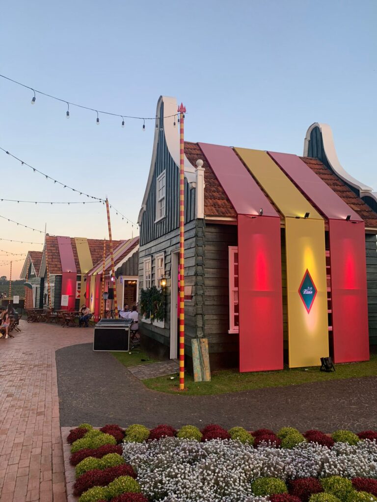 casa típica holandesa com decoração de faixas natalinas