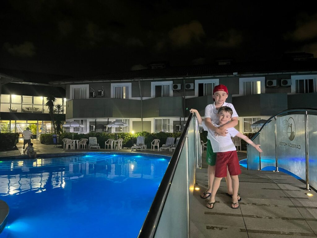 dois meninos em ponte ao lado de piscina