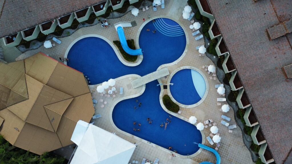 vista aérea de 3 piscinas