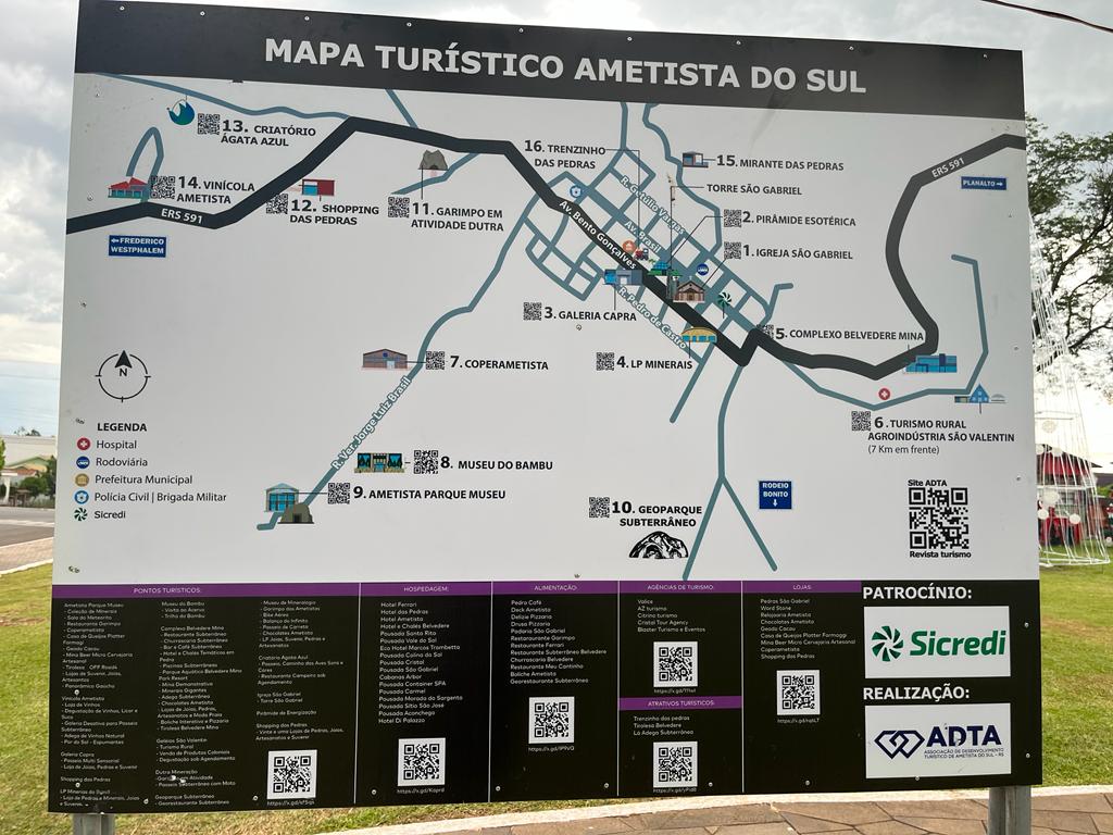 Placa com mapa turístico