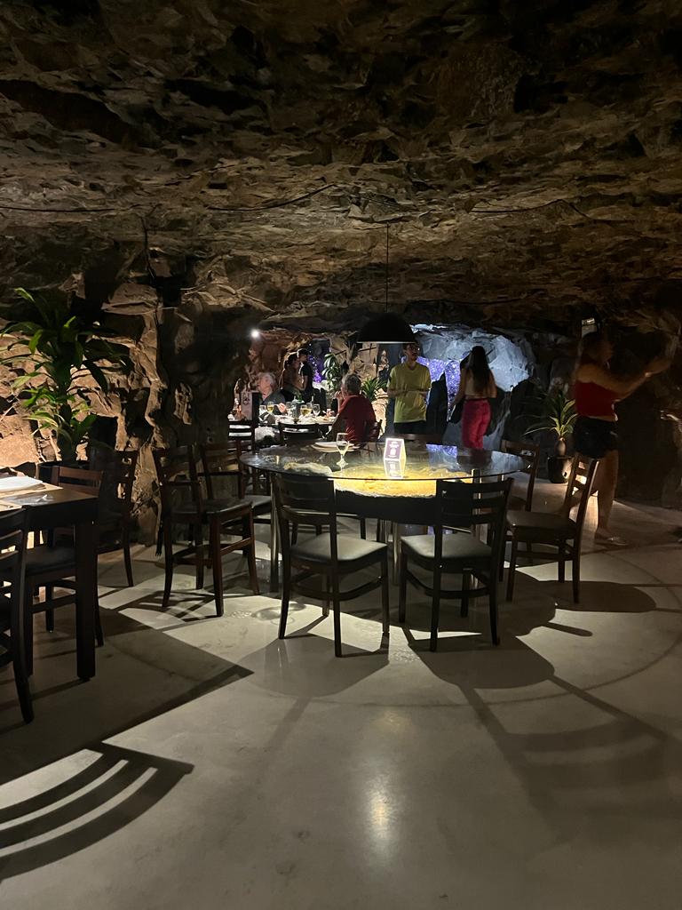 mesas de restaurante dentro de uma mina