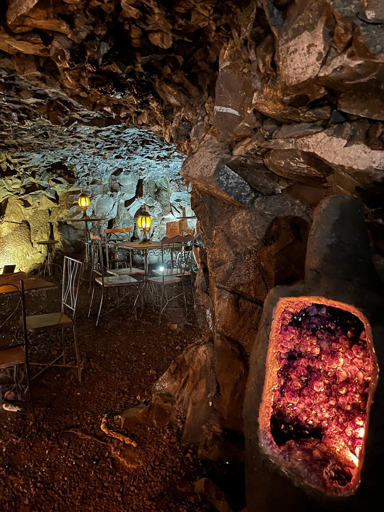 mesas e cadeiras em espaço de mina subterrânea