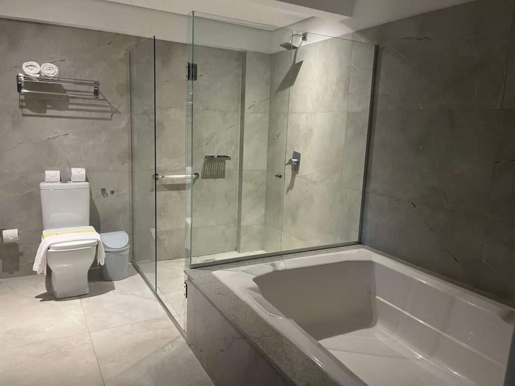 banheiro com banheira e box para chuveiro bem grande