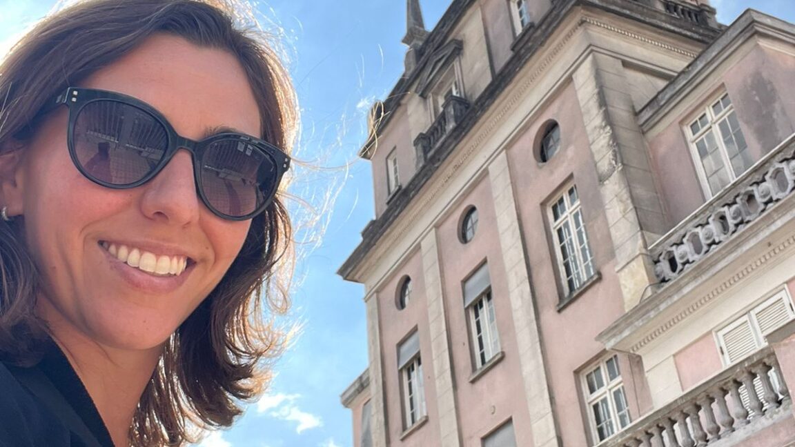 selfie de mulher em fachada de eficífio histórico