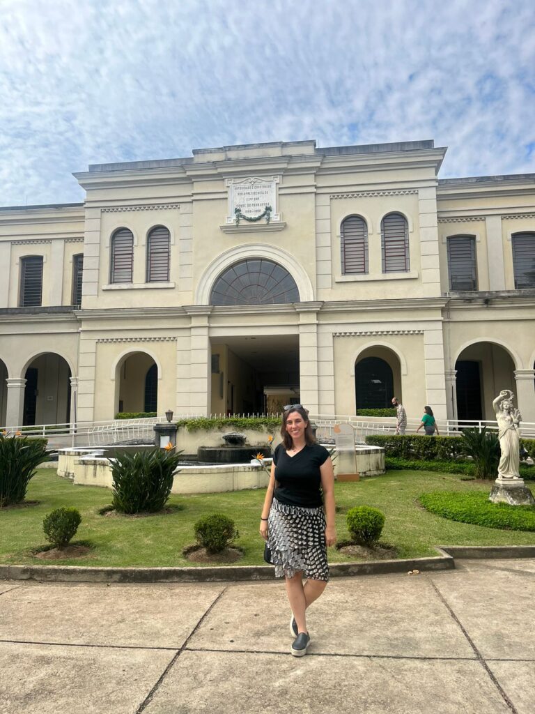 mulher em frente a prédio histórico de museu