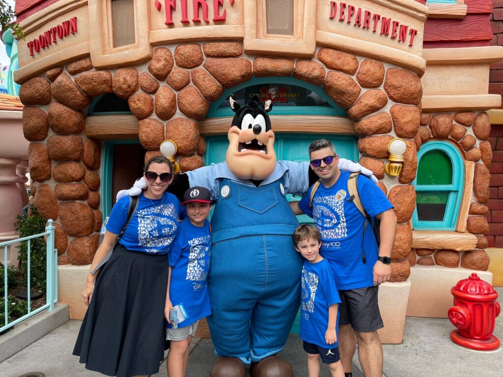 família com personagem Bafo da Disney