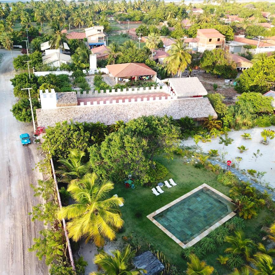 Vista aérea de hotel com piscina e jardins