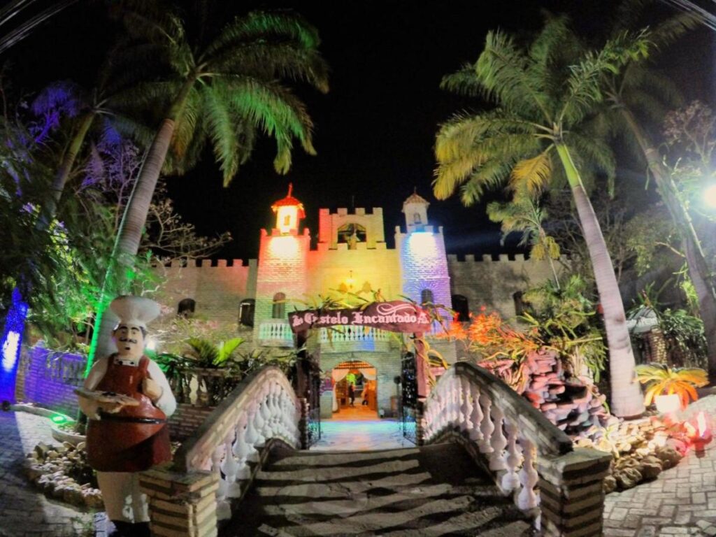 fachada de castelo a noite com escadaria a frente