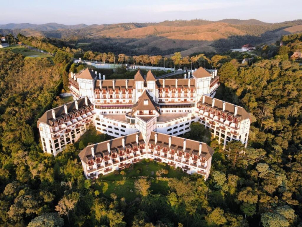 vista aérea de grande construção estilo castelo entre vegetação