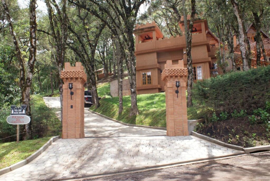 entrada de pousada com castelo pequeno em meio a vegetação