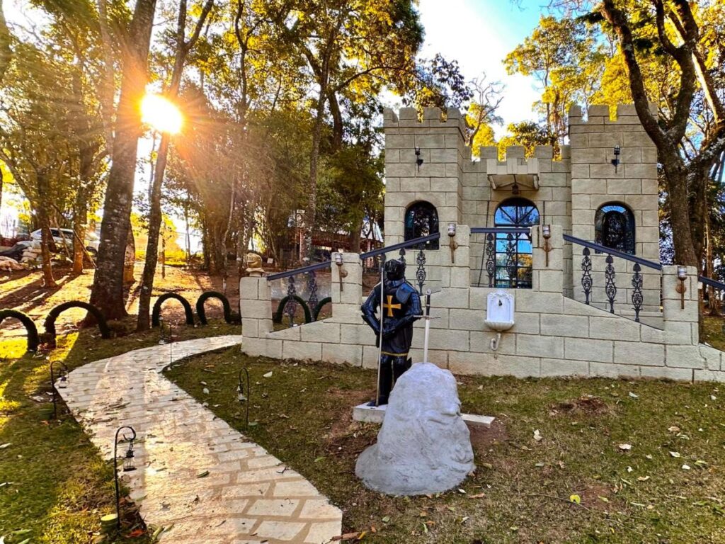 chalé em formato de castelo com armadura de cavaleiro a frente.