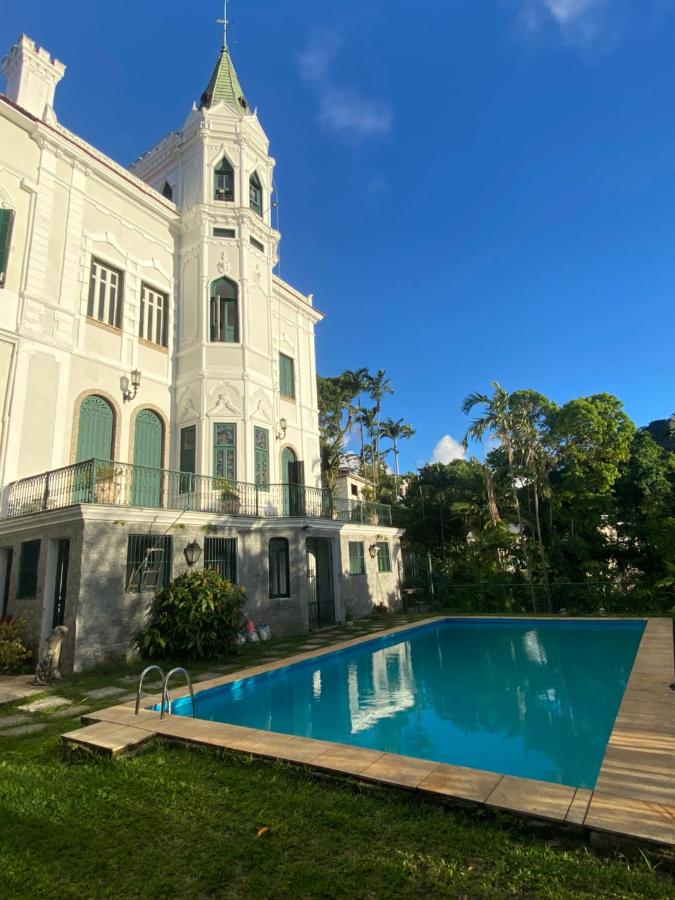 Castelo em frente a piscina