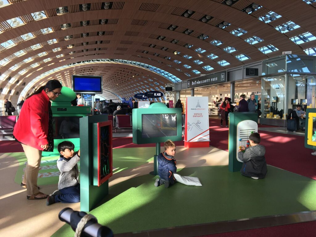 área kids em aeroporto