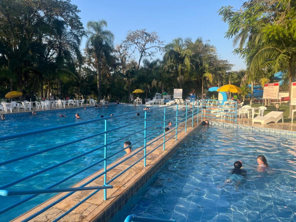 piscina grande e pequena de parque aquático