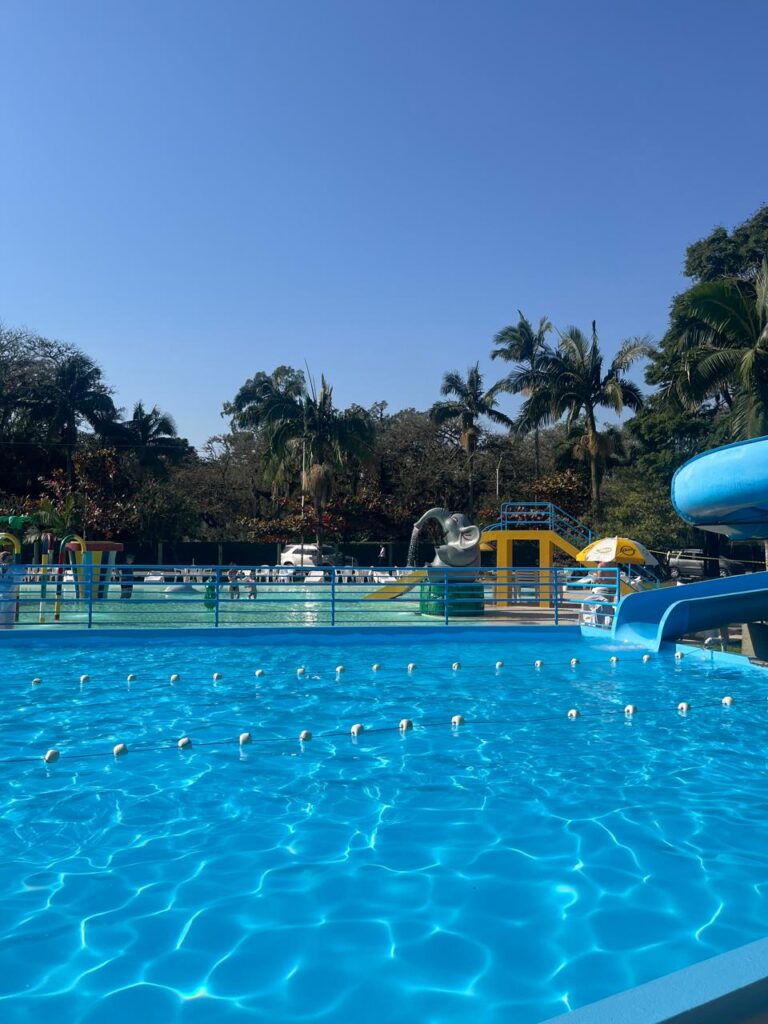 piscina grande com área aquática infantil ao fundo