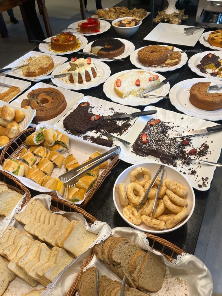 buffet de café da tarde com bolos e bolachas