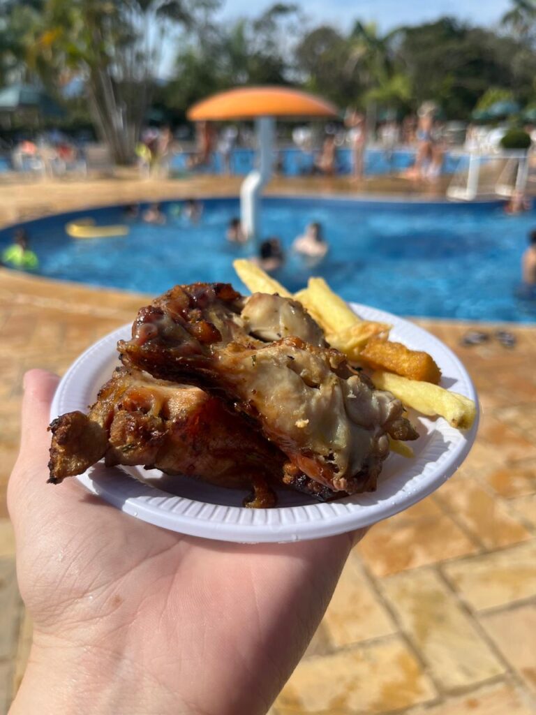 prato de frango e batata frita com piscina ao fundo