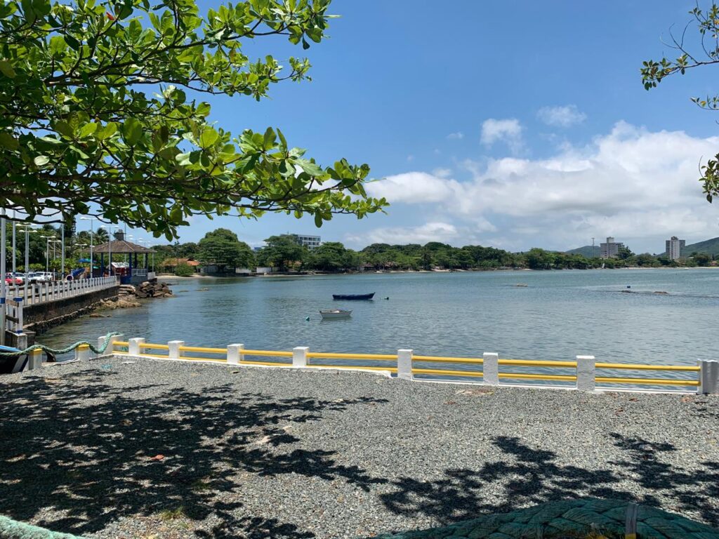 mar calma ao fundo de praça com parapeito