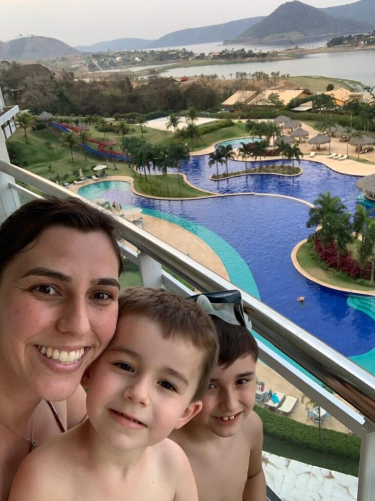 selfie mãe e dois meninos com piscinas ao fundo