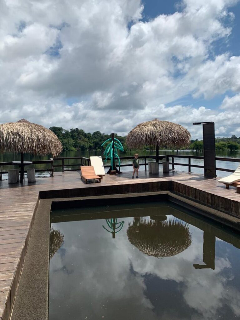 piscina com deck e rio ao fundo na amazônia