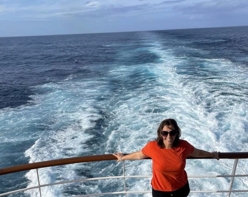 mulher em navio rastro do navio ao fundo