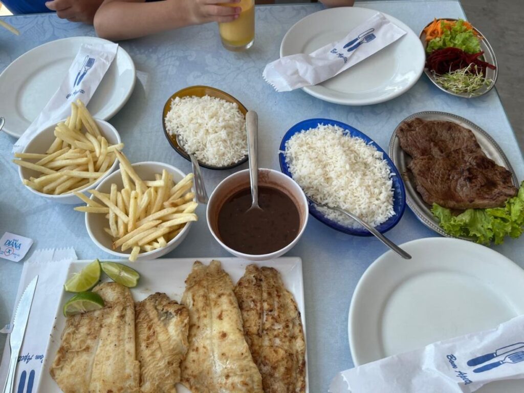 mesa com peixe e acompanhamentos