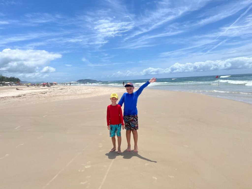 dois meninos na praia
