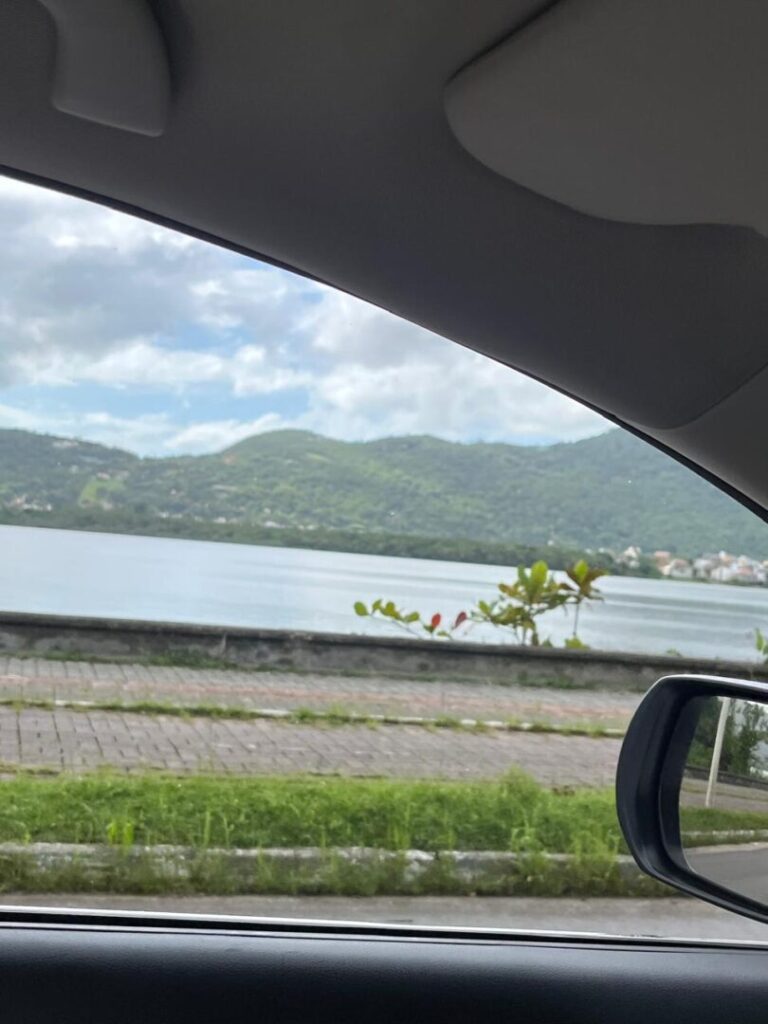 lagoa e montanhas ao fundo