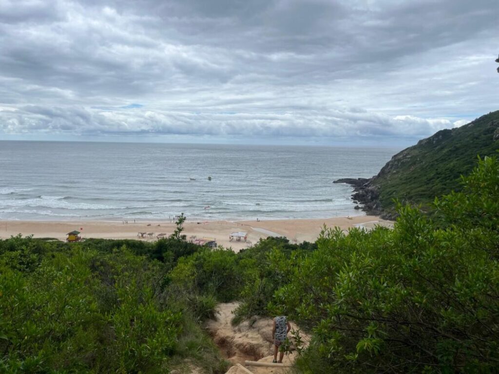 Vista do alto de morro de praia