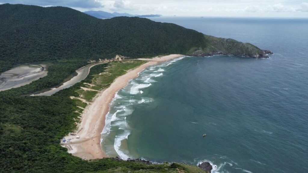 Vista aérea da praia de lagoinha do leste