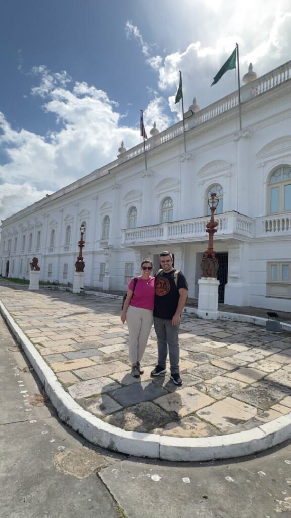 casal em frente a grande prédio histórico