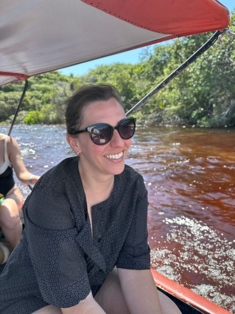 mulher sorrindo em pequeno barco no rio