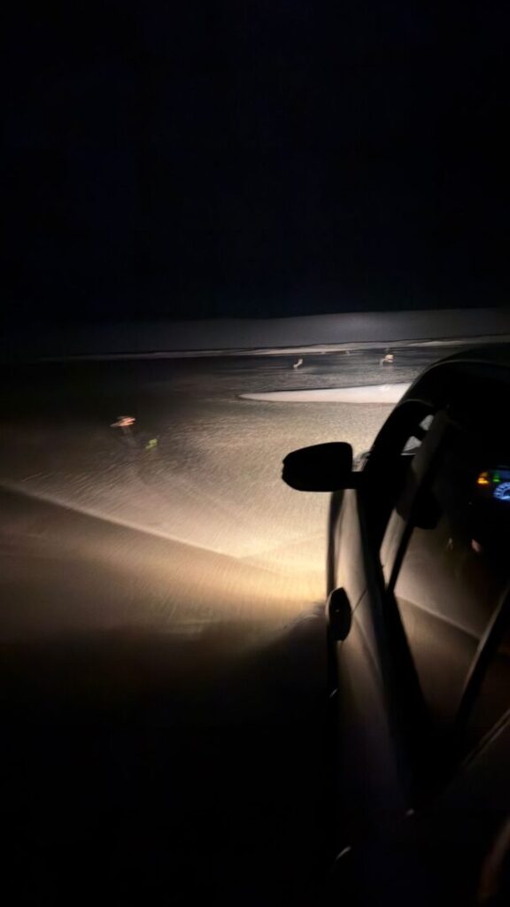 carro 4x4 cruzando dunas a noite