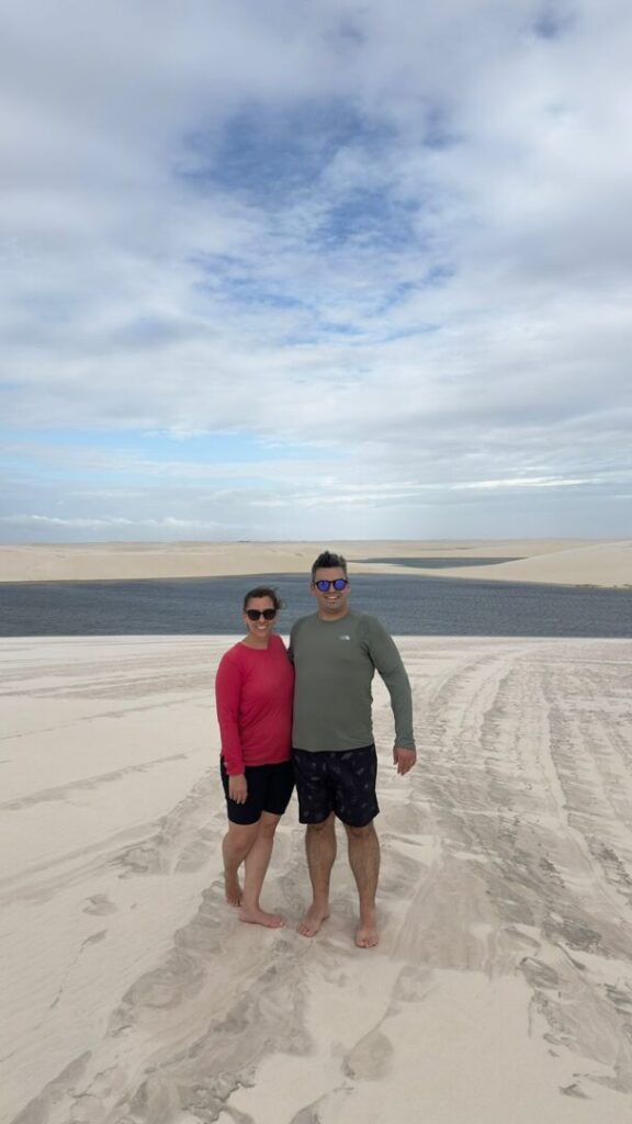 casal em frente a grande lagoa entre dunas