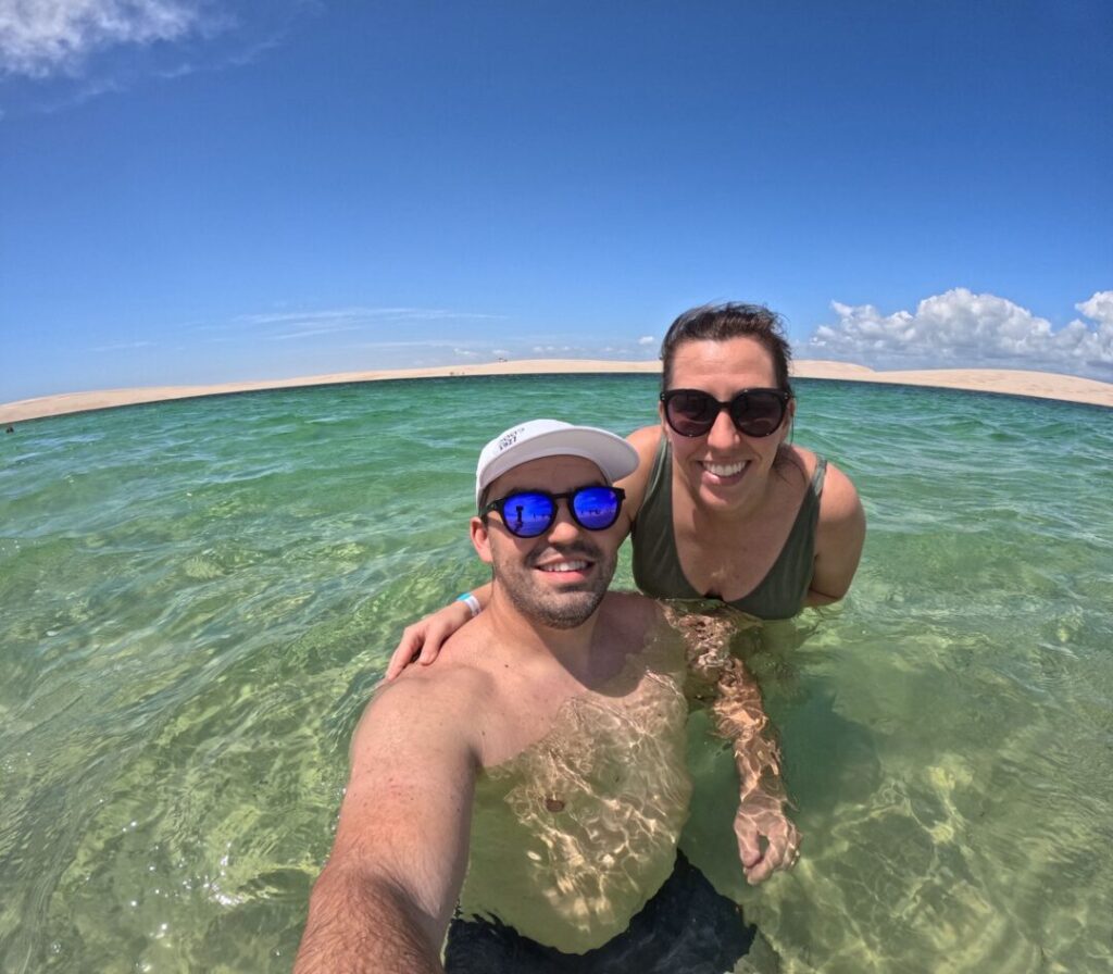 casal dentro de lagoa cristalina
