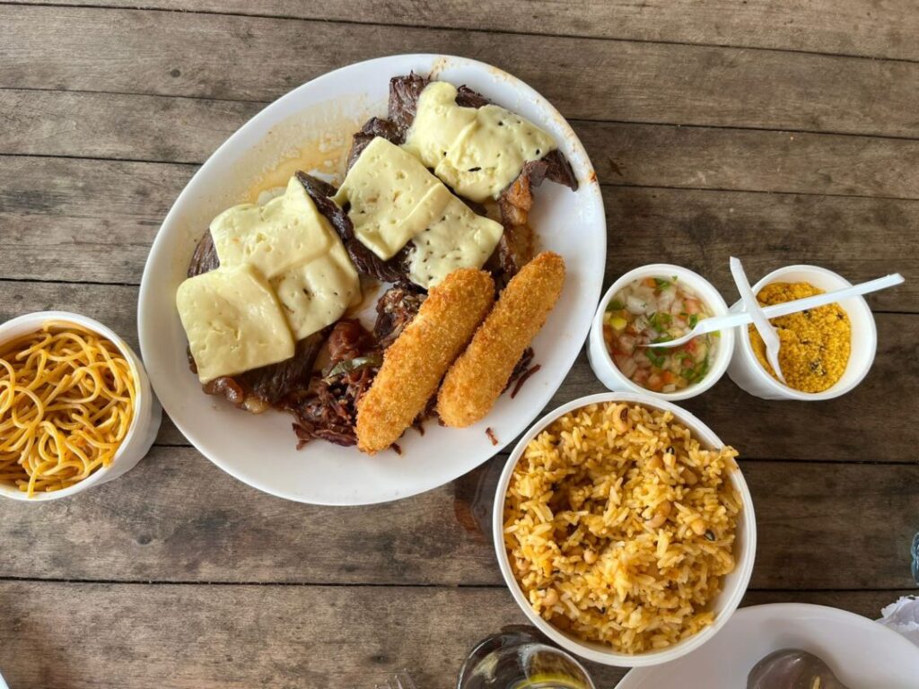 prato de carne de sol com acompanhamentos
