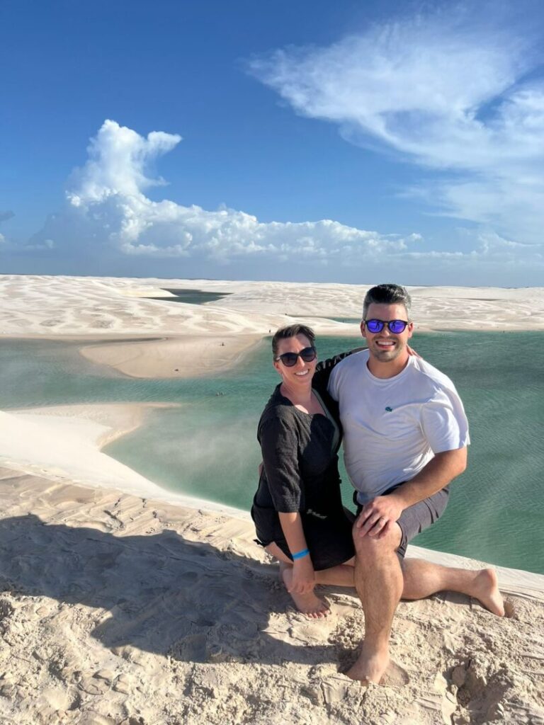 casal no alto de duna com lagoas ao fundo