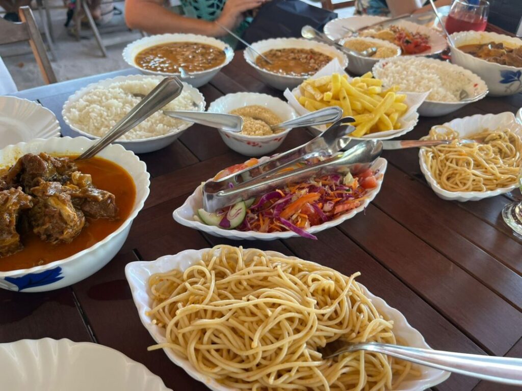Mesa cheia de opções de comidas.