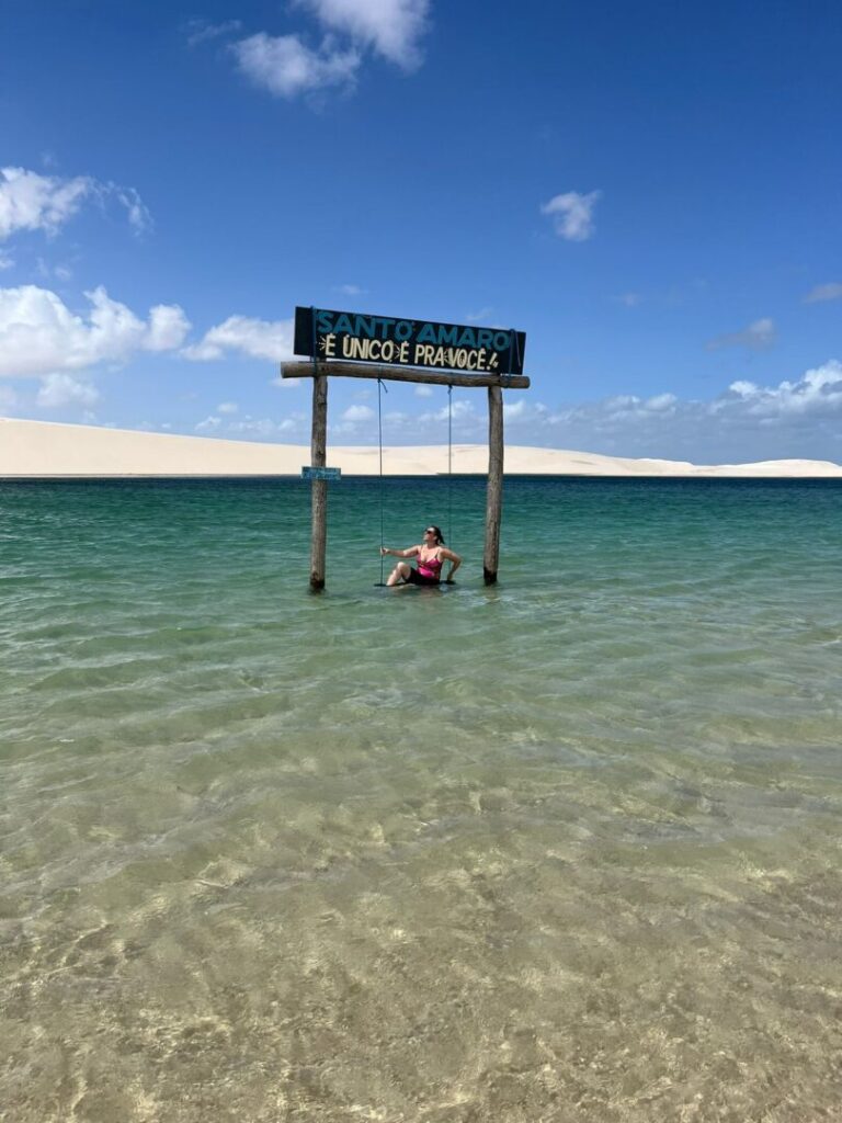 mulher sentada em balanço dentro da lagoa