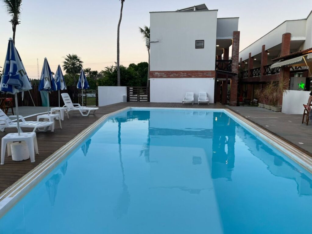piscina com prédio ao fundo
