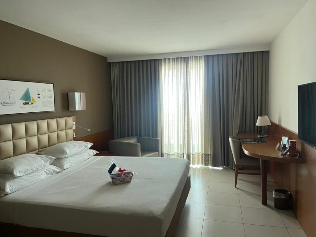 quarto de hotel com grande cama