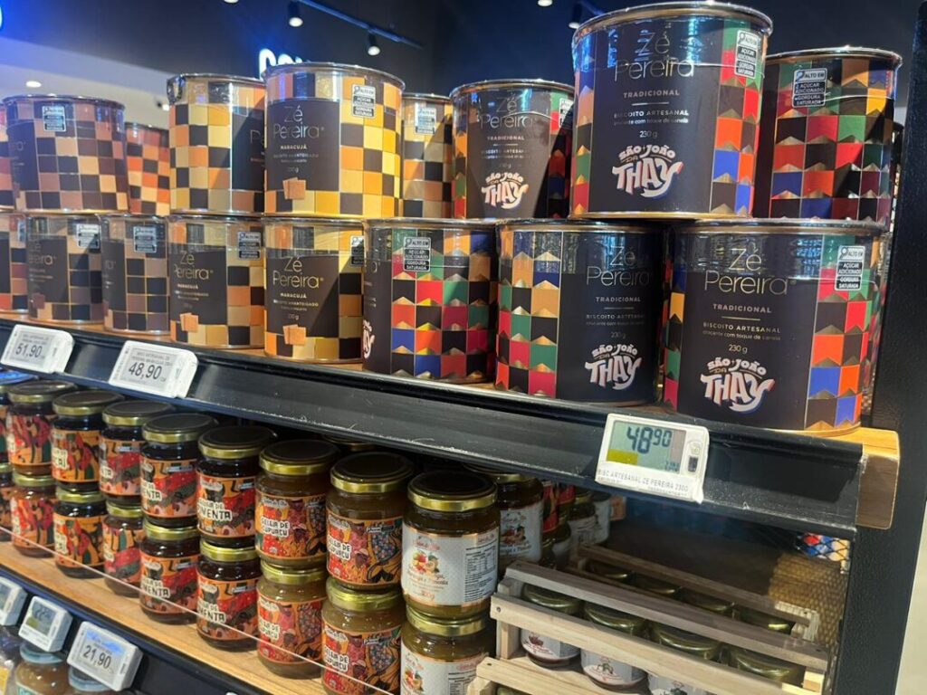 Latas em prateleira do mercado da marca Zé Pereira,