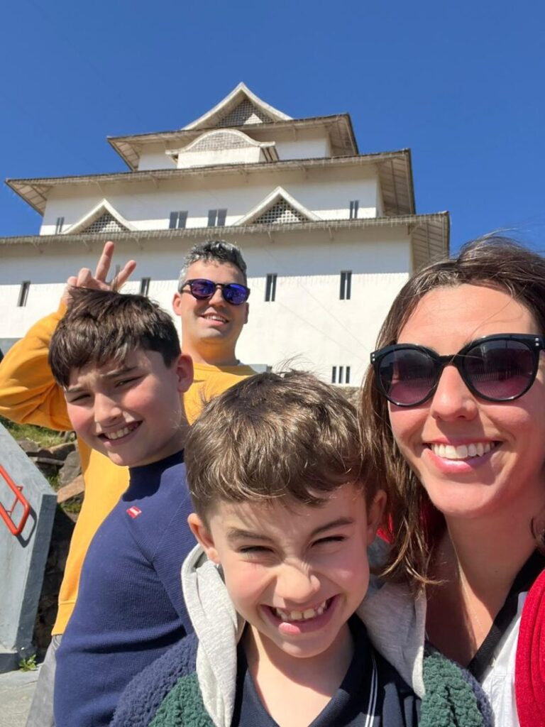 familia em frente a castelo japonês